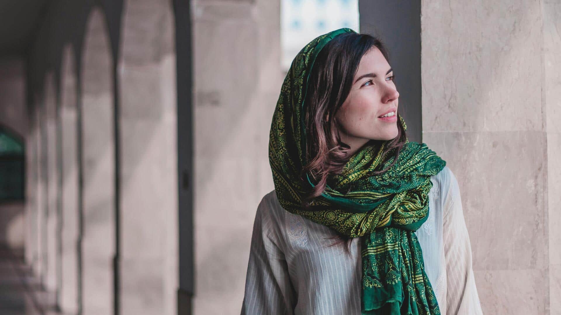 भारतीय परिधानों के साथ पहनें ये 5 स्टाइलिश स्कार्फ, लुक लगेगा और भी बेहतरीन