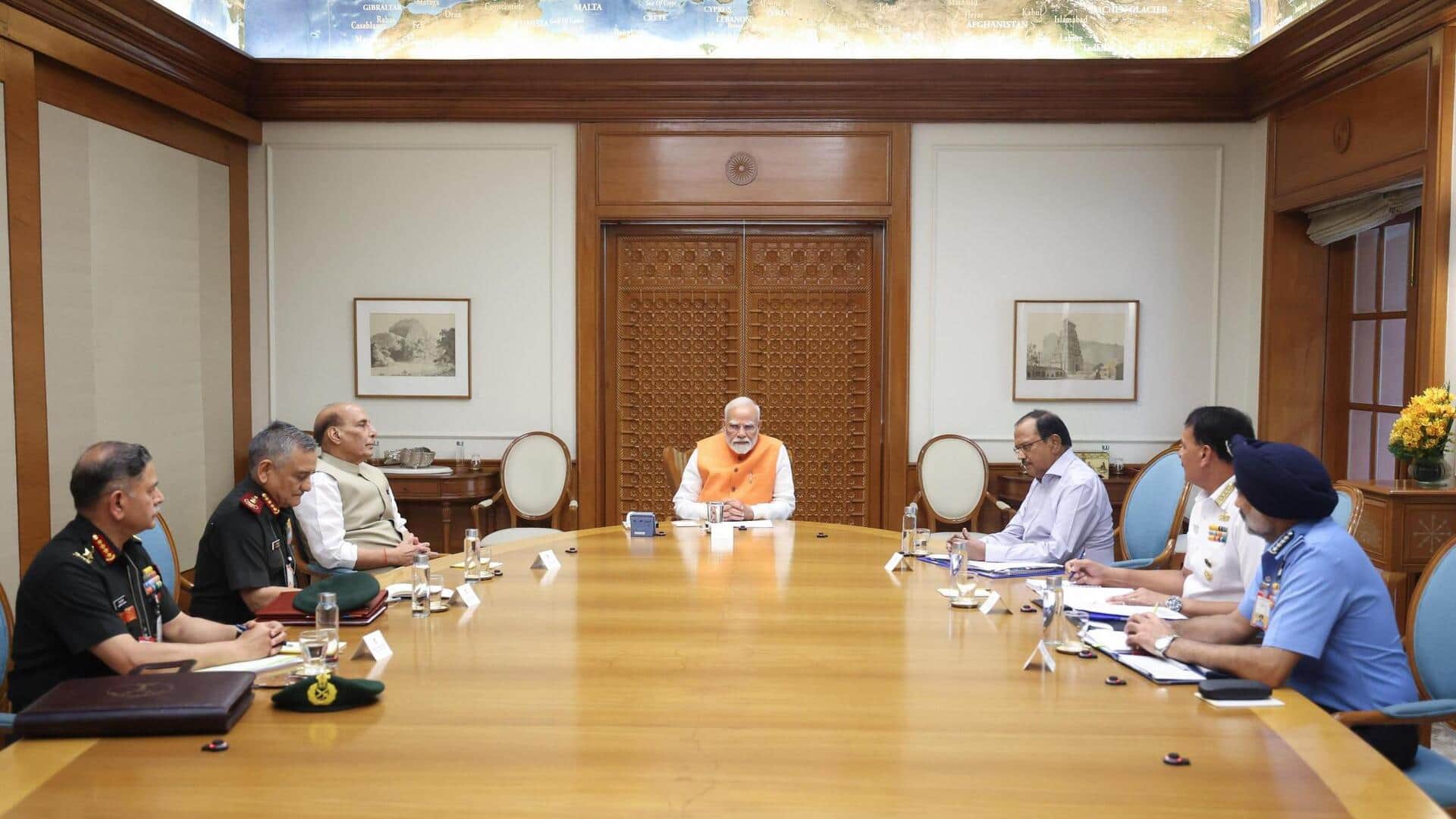 पाकिस्तान से तनाव के बीच रक्षा सचिव प्रधानमंत्री नरेंद्र मोदी से मिलने पहुंचे पाकिस्तान से तनाव के बीच रक्षा सचिव प्रधानमंत्री नरेंद्र मोदी से मिलने पहुंचे