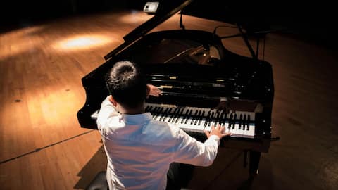 पियानो बजाने का शौक है? जानिए इस संगीत वाद्ययंत्र का इतिहास और अन्य महत्वपूर्ण बातें