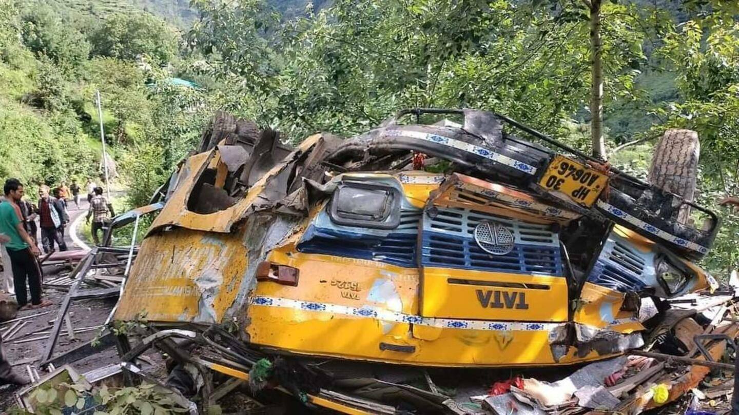 हिमाचल प्रदेश: कुल्लू में खाई में गिरी स्कूल बस, बच्चों समेत 11 लोगों की मौत