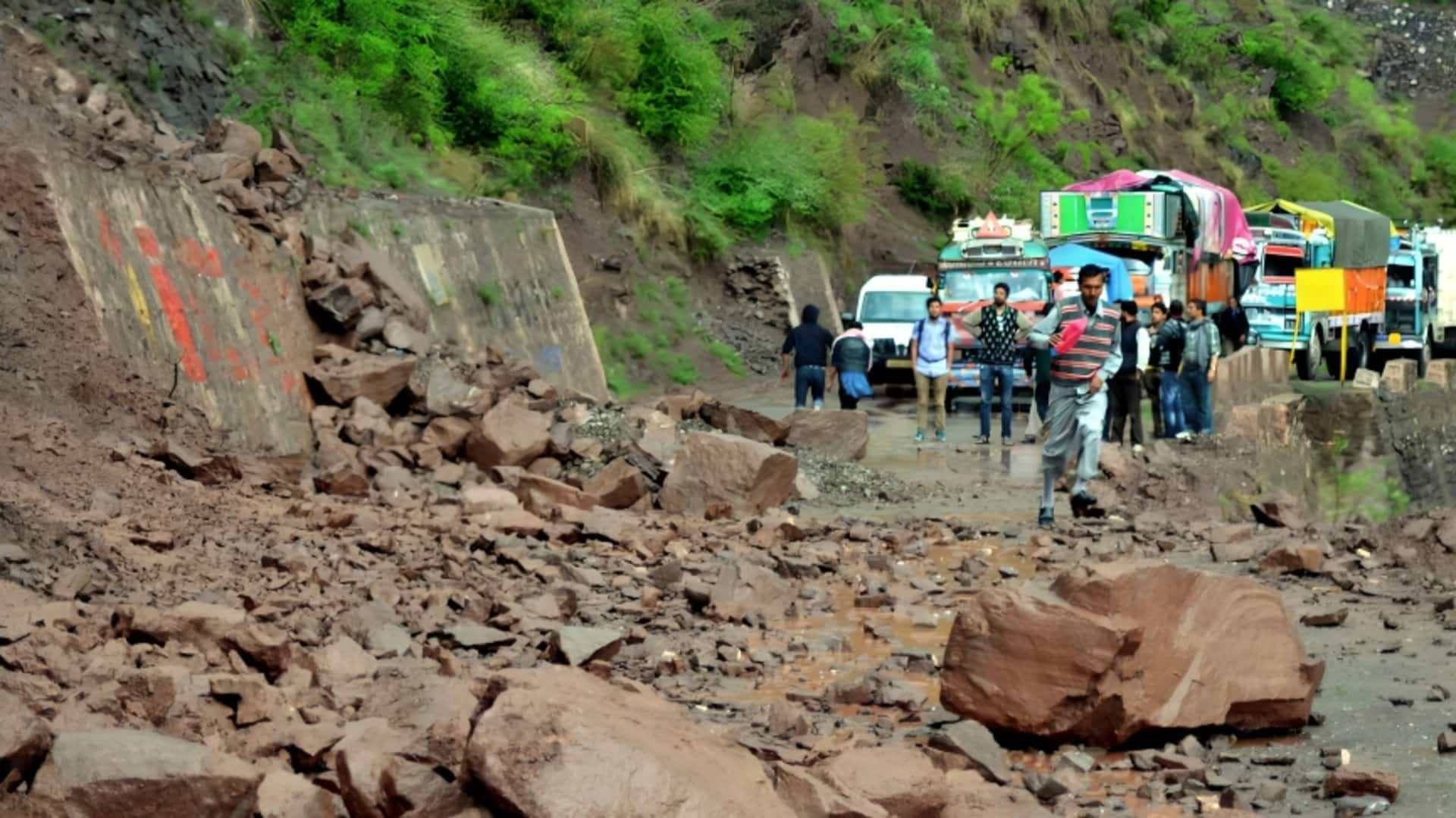 हिमाचल प्रदेश: मंडी में पहाड़ से टैक्सी पर गिरा बड़ पत्थर, मुंबई की महिला की मौत