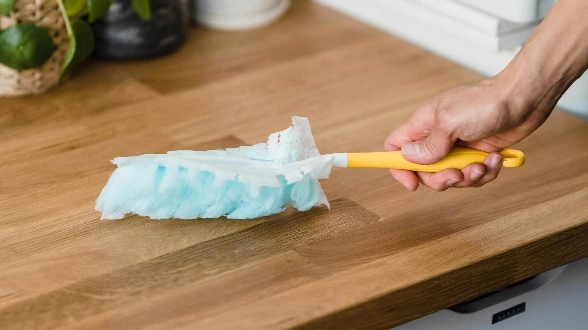 फर्नीचर को साफ करते समय न करें ये 5 गलतियां, हो सकता है नुकसान