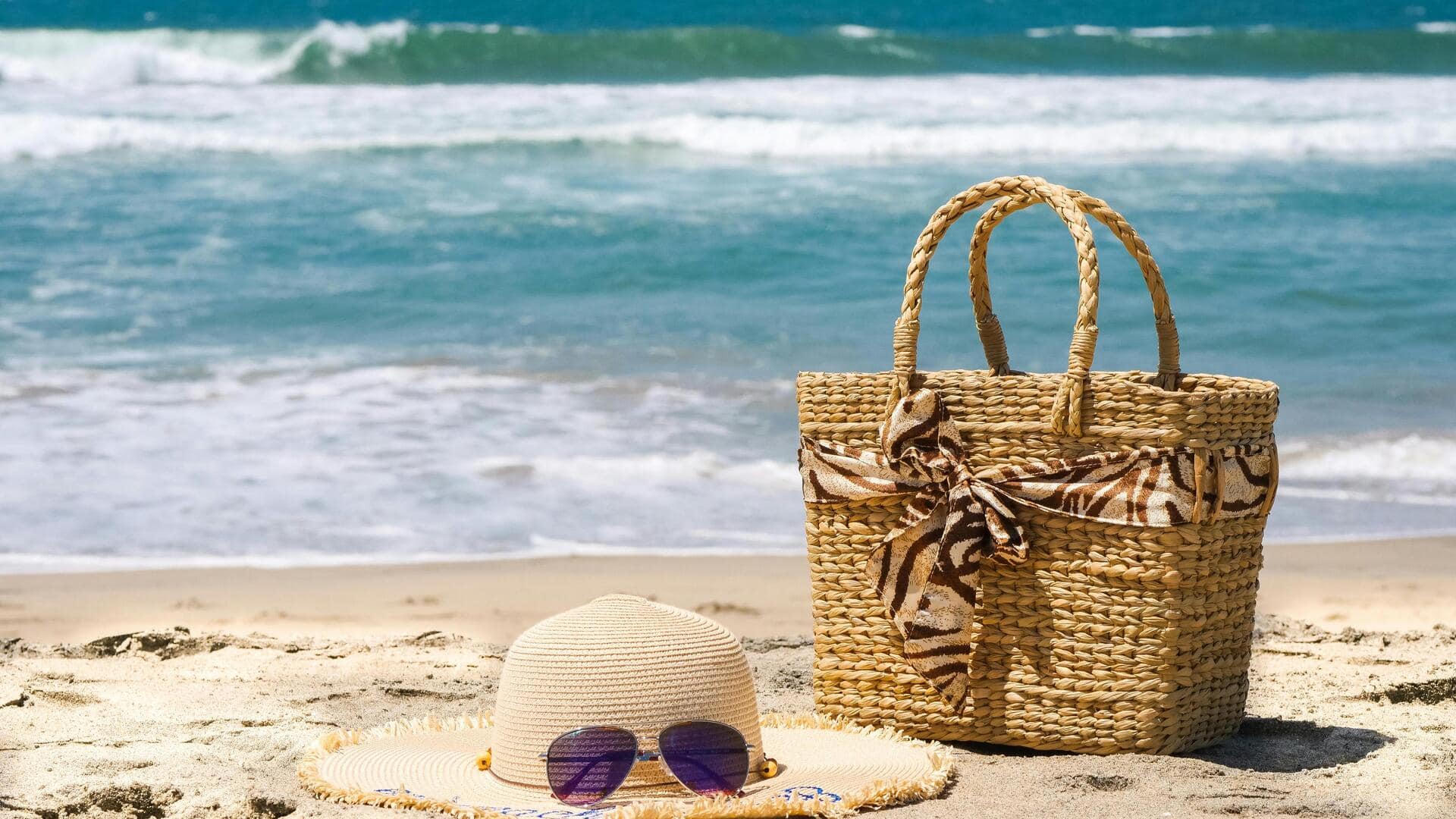 गर्मियों के दौरान बैग में जरूर रखें ये 5 चीजें, यात्रा बन जाएगी आसान