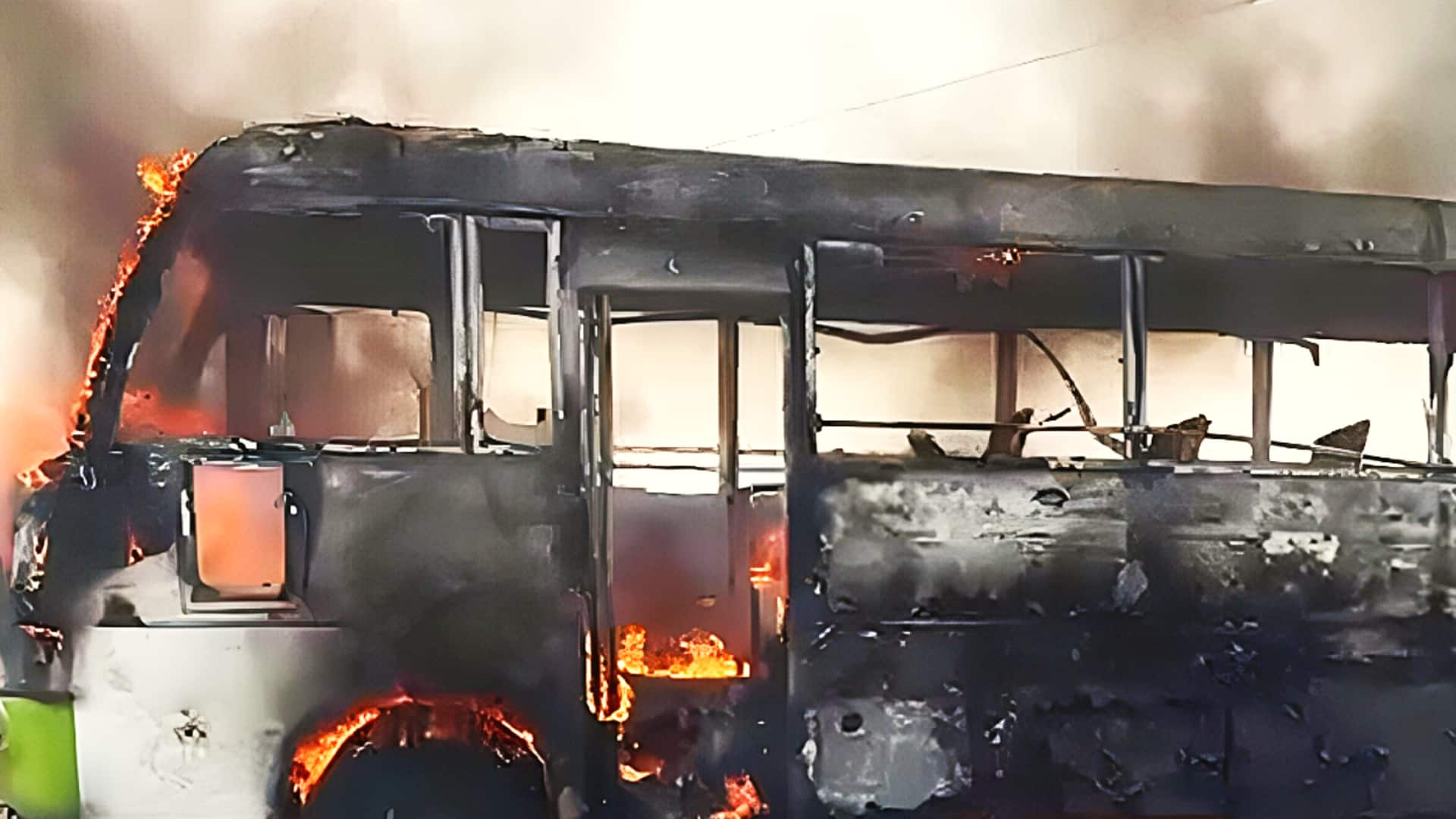 उत्तर प्रदेश: गाजीपुर में बस पर गिरा 11,000 वोल्ट का हाईटेंशन तार, कई सवारियों की मौत