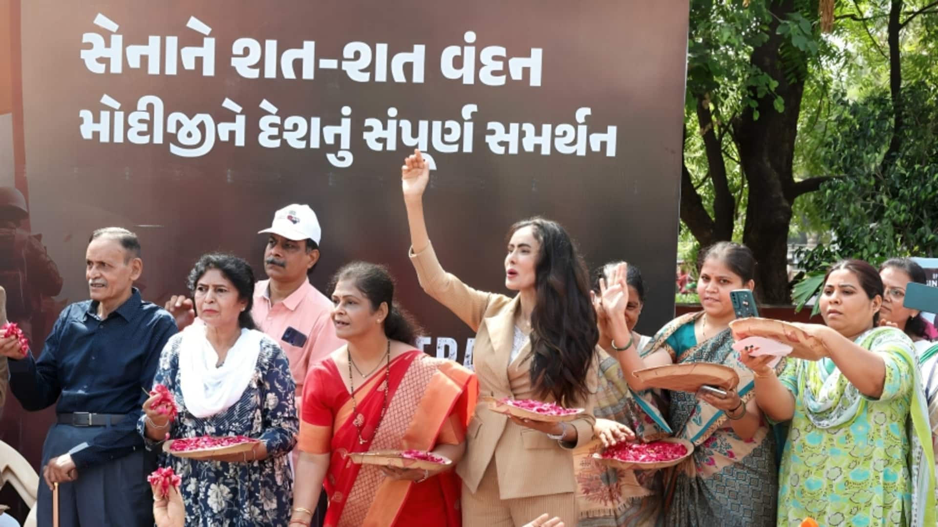 'ऑपरेशन सिंदूर' के बाद गुजरात में मोदी का पहला रोड शो, कर्नल सोफिया का परिवार शामिल 'ऑपरेशन सिंदूर' के बाद गुजरात में मोदी का पहला रोड शो, कर्नल सोफिया का परिवार शामिल