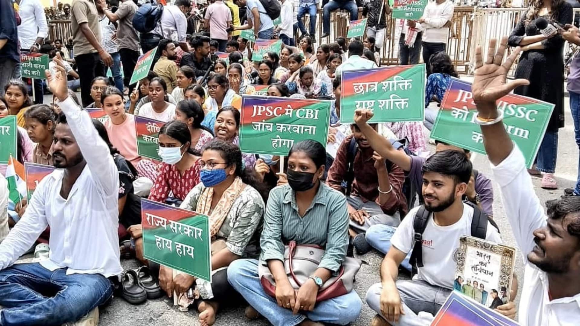 झारखंड JPSC प्रदर्शनकारियों से बातचीत करेगी सरकार, प्रतिनिधिमंडल बुलाया; वांगचुक की अपील पर छात्र ने पानी पीया