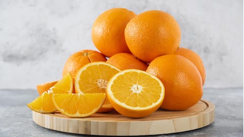निखरी-मुलायम त्वचा पाने में मददगार हैं संतरे के छिलके, इस्तेमाल से मिलेंगे ये फायदे 
