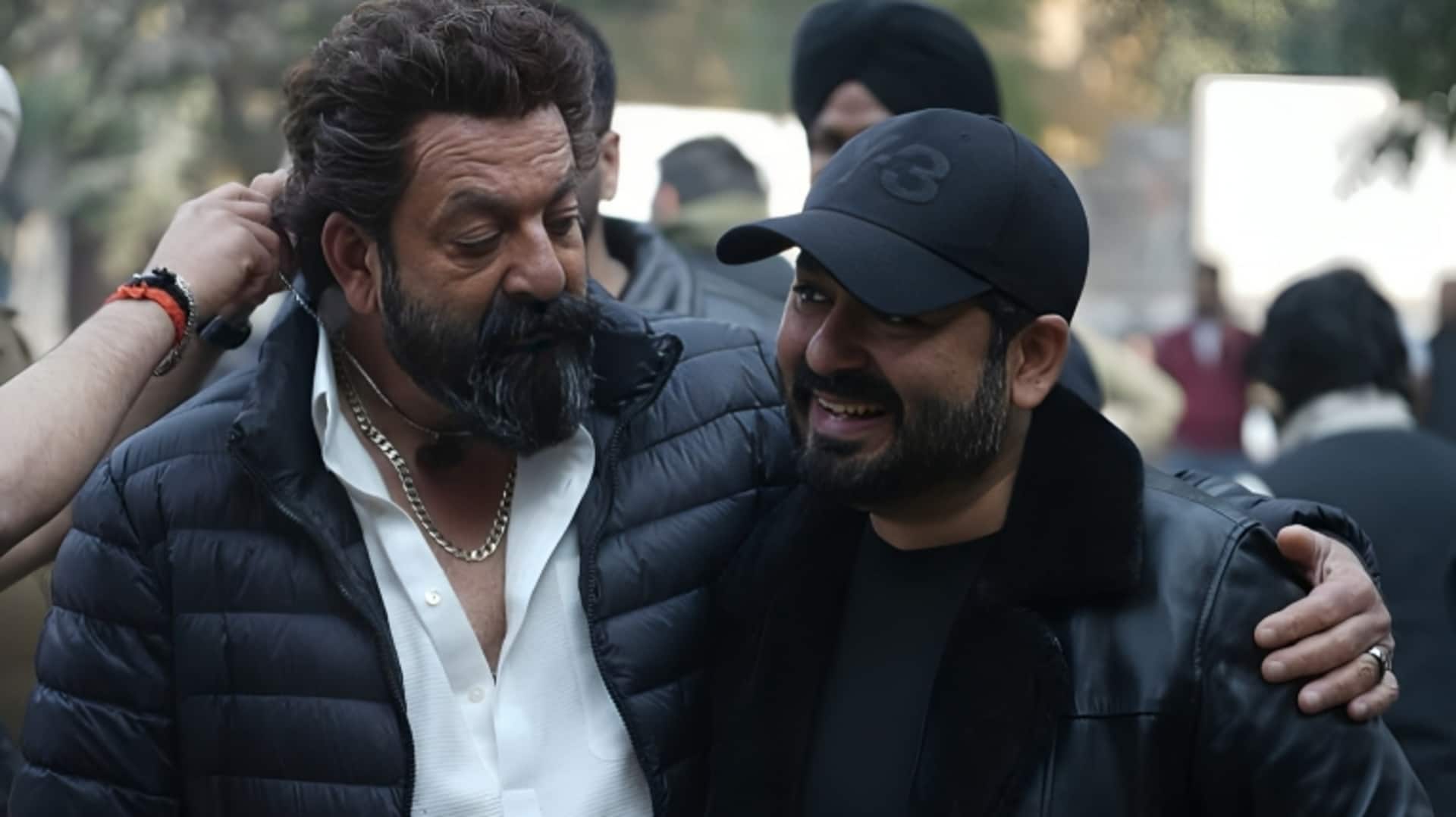 'धुरंधर: द रिवेंज' के सेट पर बड़ी कार्रवाई, बंदूक थामे संजय दत्त और सामने खड़ी पुलिस