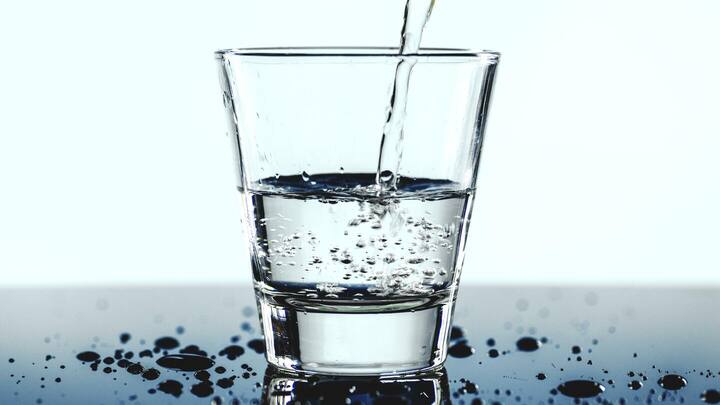 सर्दियों में नहीं पी पा रहे पर्याप्त मात्रा में पानी तो अपनाएं ये 5 तरीके