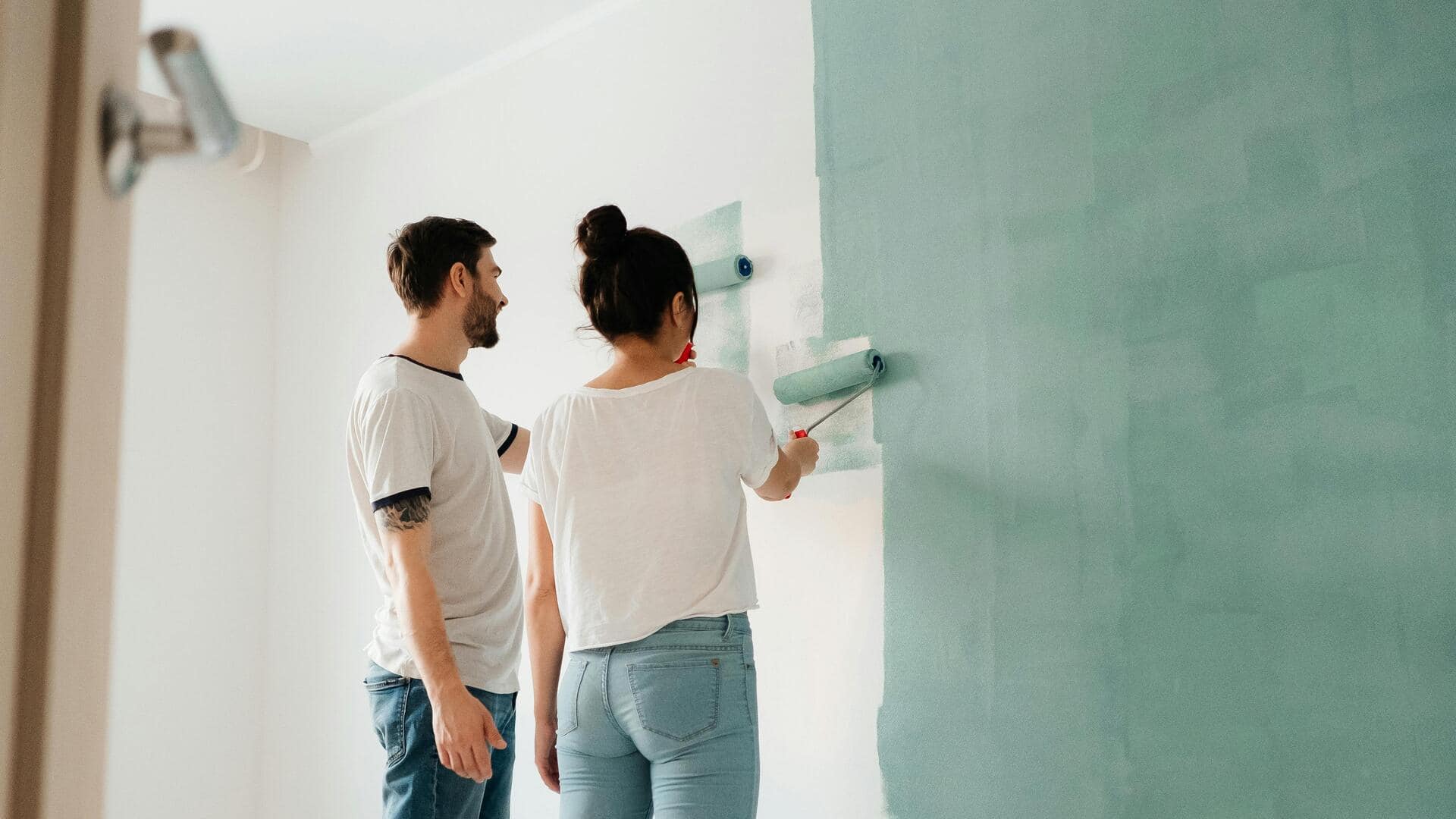 घर की दीवारों को खुद पेंट करने की सोच रहे हैं? इन बातों का रखें ध्यान