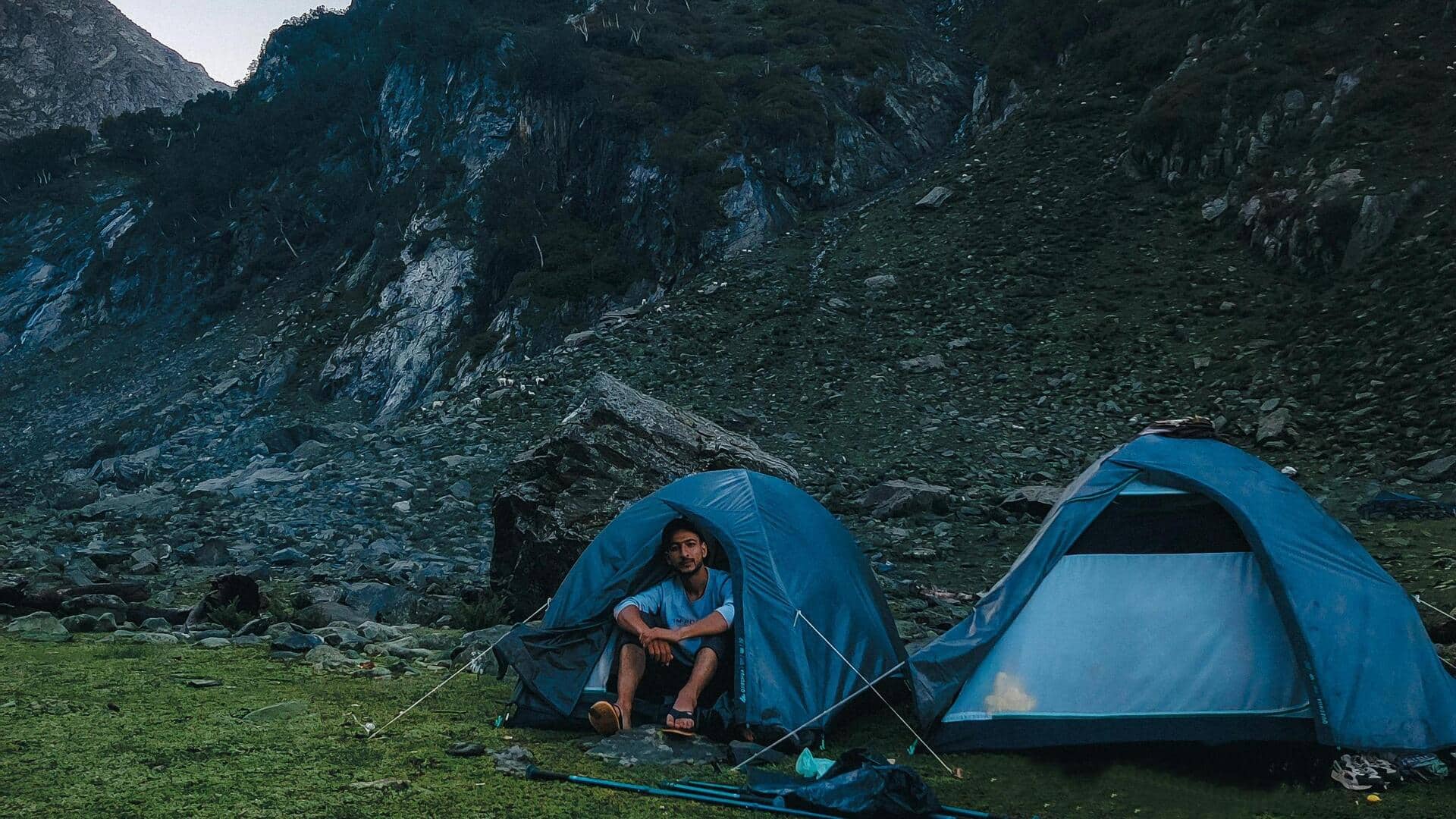 पहाड़ी इलाके में कैंपिंग करने जा रहे हैं? साथ में रखें ये 5 जरूरी चीजें