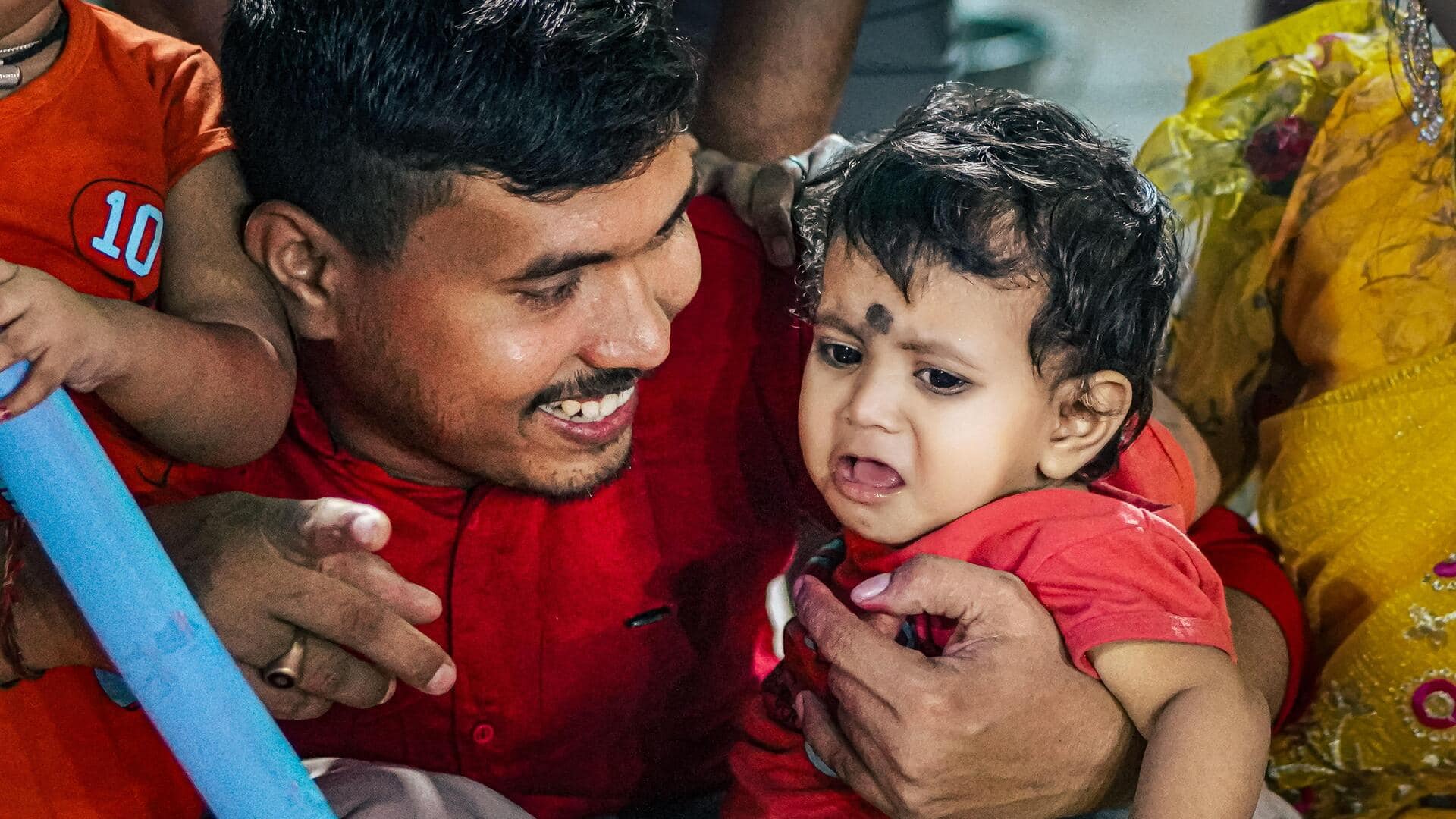 सार्वजनिक जगह पर बच्चे का रोना बंद कराना हो तो अपनाएं ये तरीके, हो जाएगा शांत