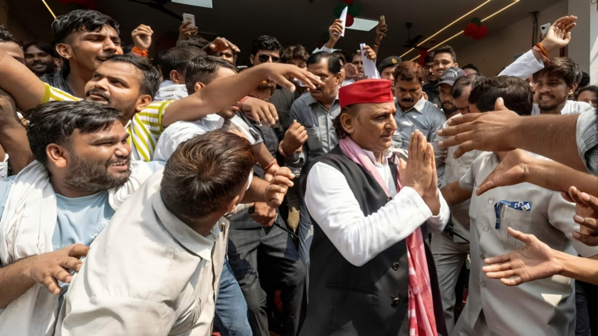 आजमगढ़ में अखिलेश यादव की सुरक्षा में चूक, बैरीकेडिंग फांदकर एक युवक मंच के पास पहुंचा