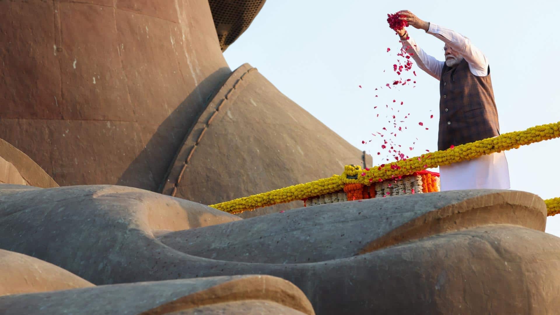 'स्टैच्यू ऑफ यूनिटी' पहुंचे प्रधानमंत्री नरेंद्र मोदी, 150वीं जयंती पर सरदार पटेल को दी श्रद्धांजलि 'स्टैच्यू ऑफ यूनिटी' पहुंचे प्रधानमंत्री नरेंद्र मोदी, 150वीं जयंती पर सरदार पटेल को दी श्रद्धांजलि