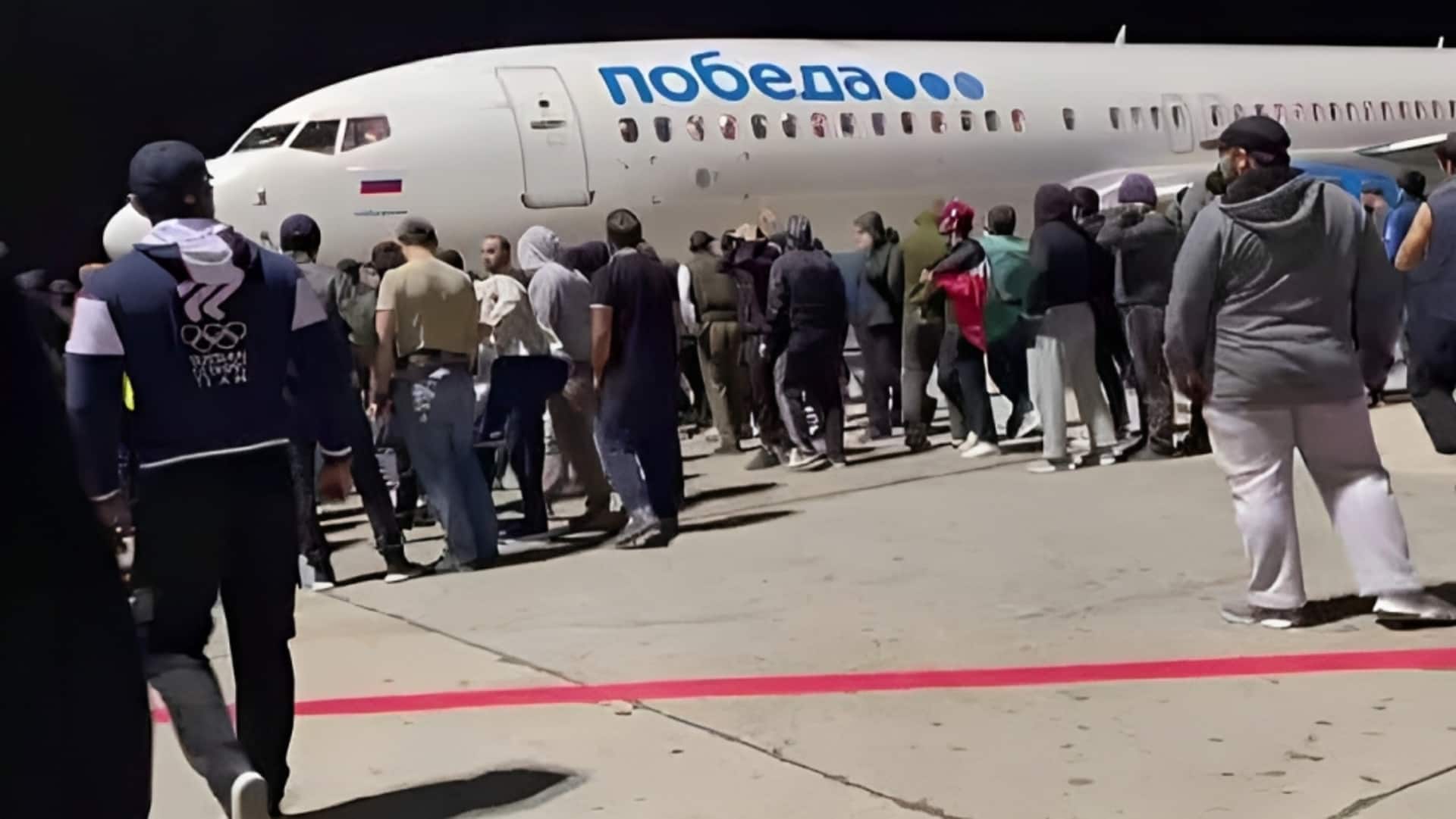 हवाई अड्डे पर फिलिस्तीन समर्थकों ने लगाए 'अल्लाहु अकबर' के नारे, रूस ने 'बाहरी हस्तक्षेप' बताया