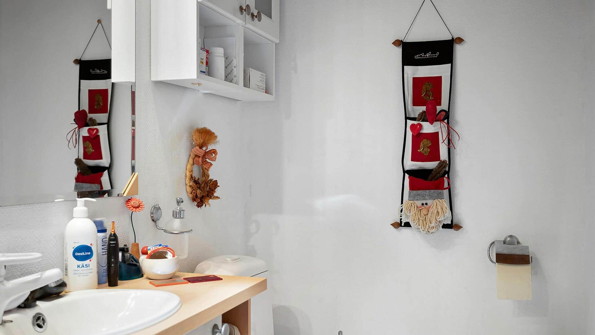 बाथरूम में कैबिनेट न होने पर इन 5 तरीकों से करें स्टोरेज की व्यवस्था