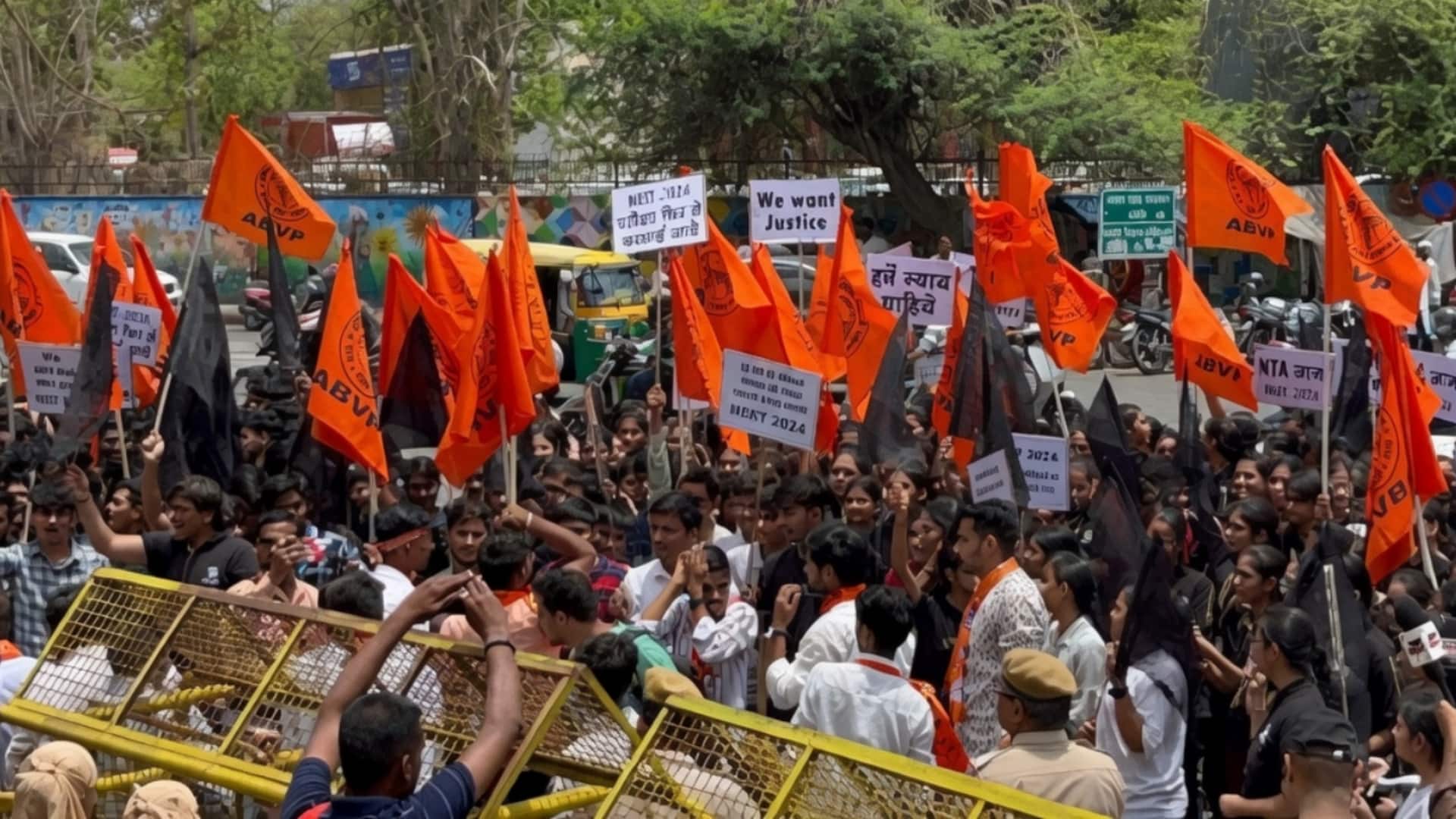 ABVP ने पेपर लीक के खिलाफ NTA दफ्तर के बाहर प्रदर्शन किया, निदेशक का इस्तीफा मांगा