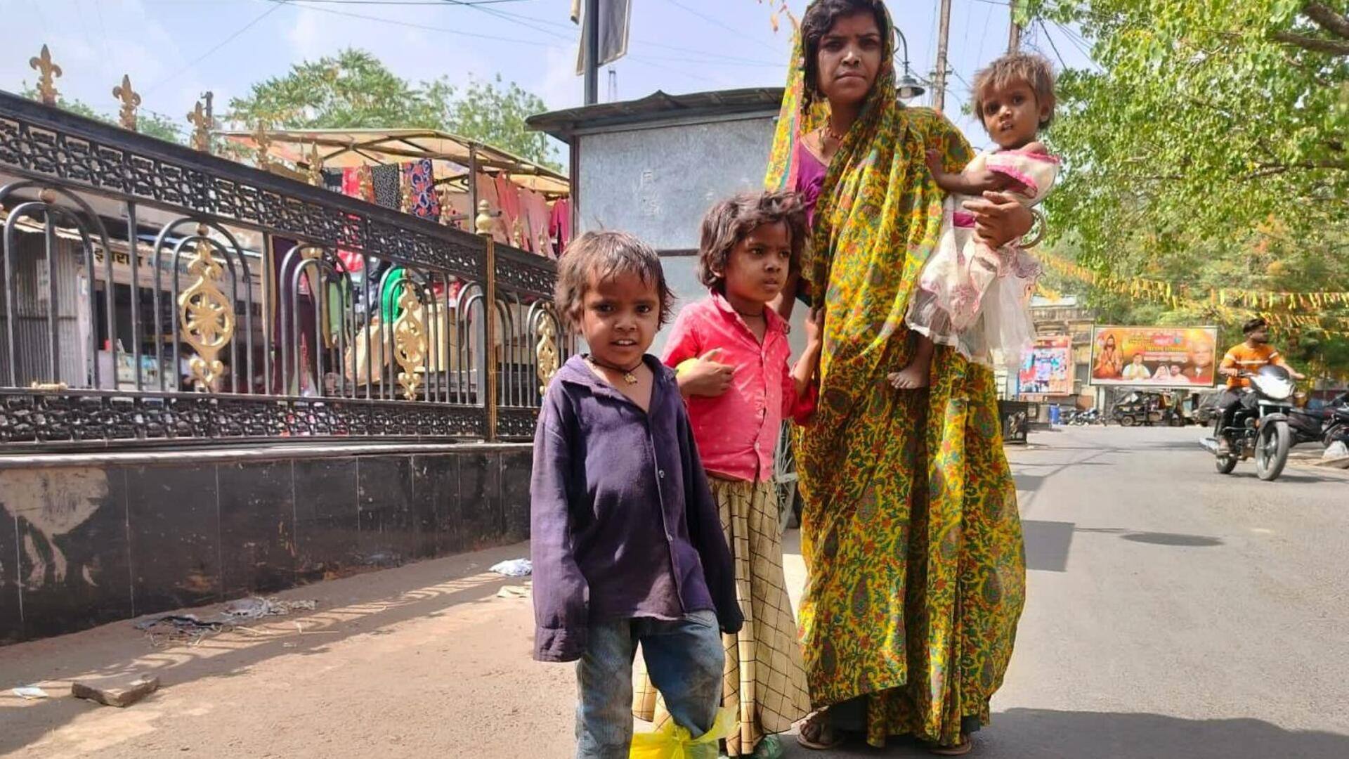 मध्य प्रदेश: आदिवासी बच्चों के पैर में चप्पल की जगह पॉलीथीन, फोटोग्राफर ने की मदद