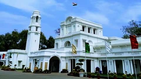 दिल्ली विधानसभा की सुरक्षा में चूक; बैरियर तोड़कर घुसी कार, स्पीकर की कार पर स्याही फेंकी