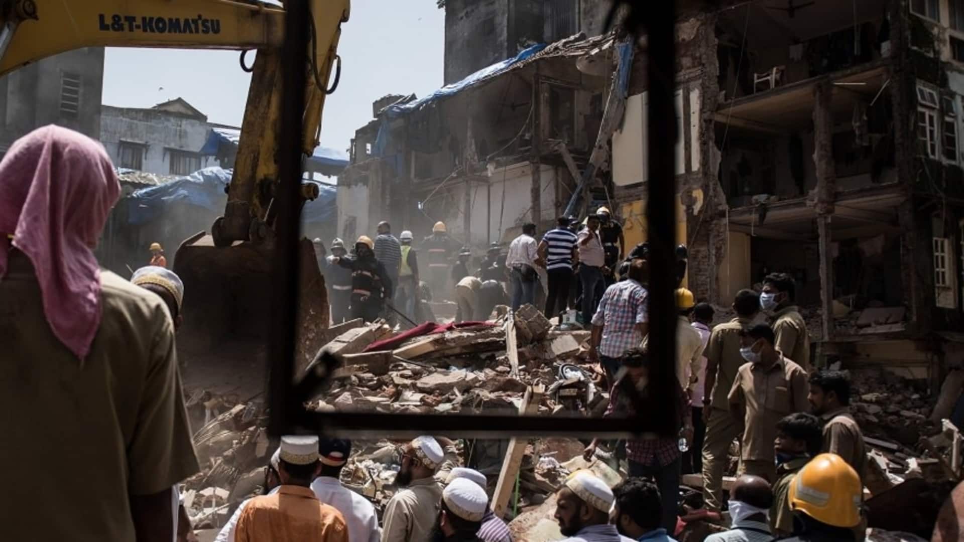 मुंबई के माहिम में तोड़फोड़ के दौरान 4 मंजिला इमारत गिरी, 2 लोग घायल मुंबई के माहिम में तोड़फोड़ के दौरान 4 मंजिला इमारत गिरी, 2 लोग घायल