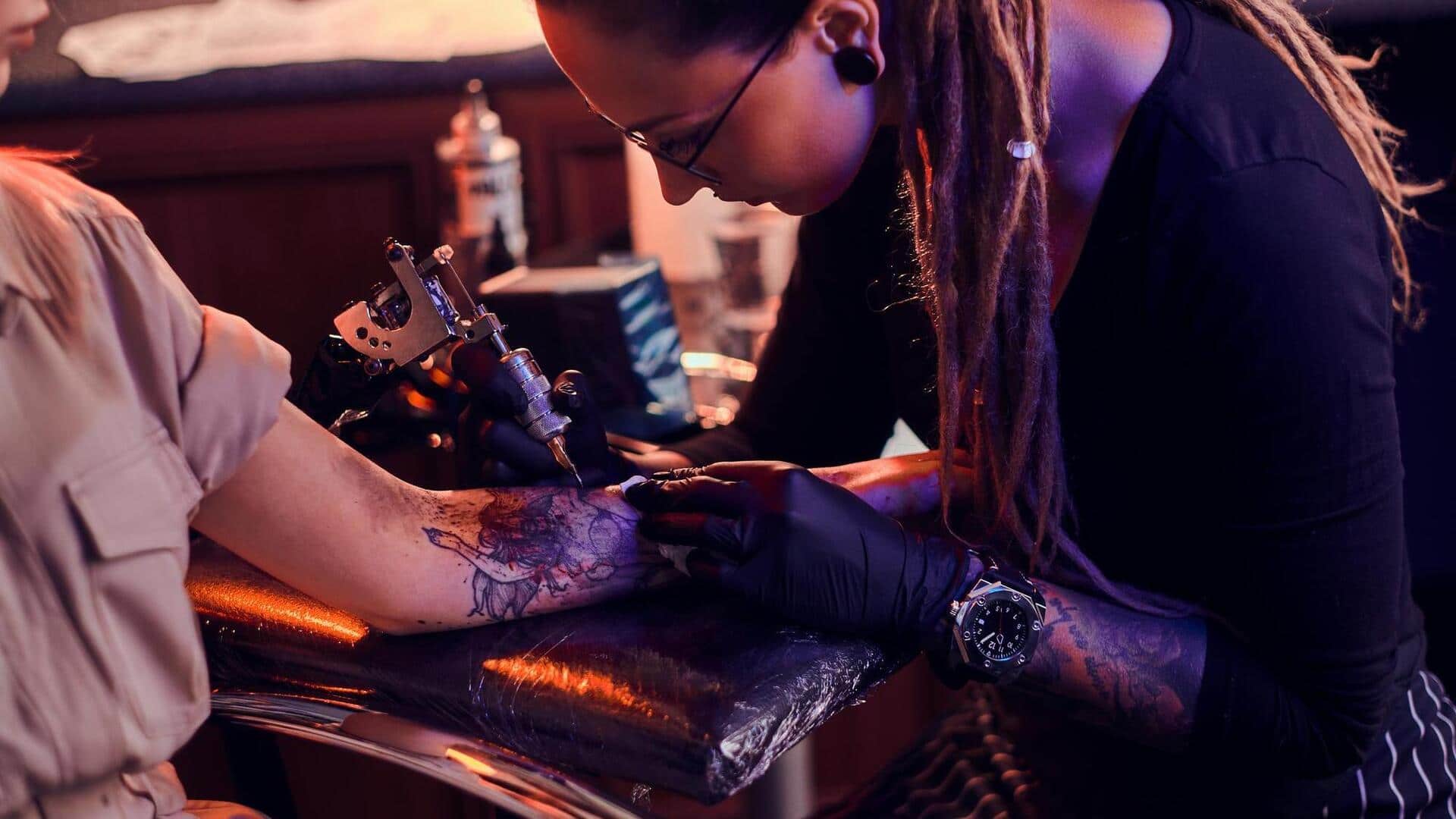 टैटू बनवाते समय होता है काफी दर्द? कम करने के लिए अपनाएं ये सुझाव 