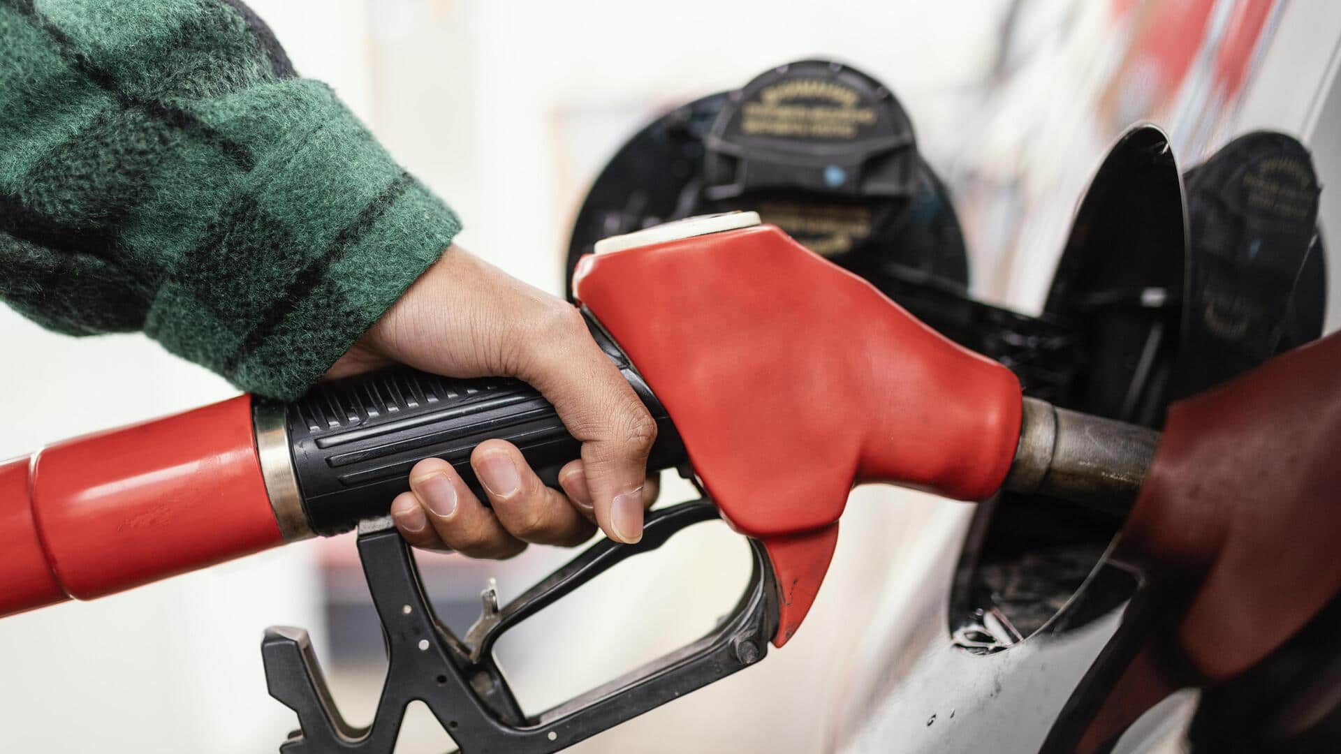 28 नवंबर के लिए पेट्रोल-डीजल की कीमतें जारी, कहां किस भाव मिल रहा तेल?