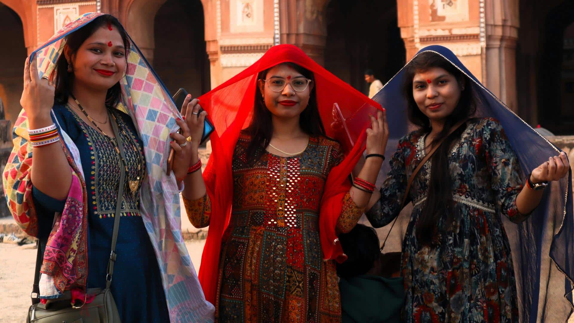 गर्मी के मौसम में दुपट्टे को इन 5 तरीकों से करें स्टाइल, दिखेंगी बेहद आकर्षक