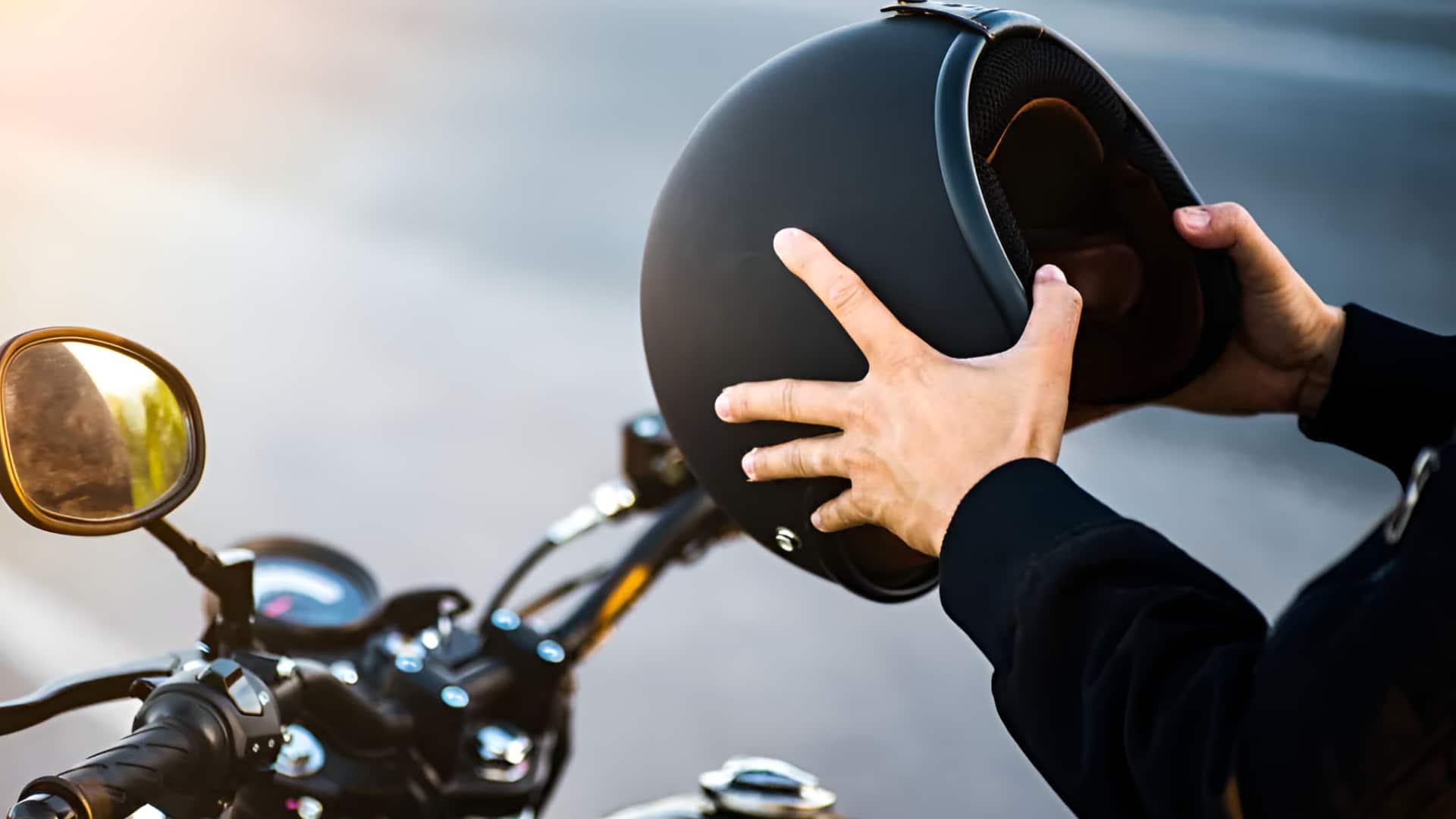 कब बदल देना चाहिए आपको पुराना हेलमेट? जान लें क्या आ जाती हैं खराबी