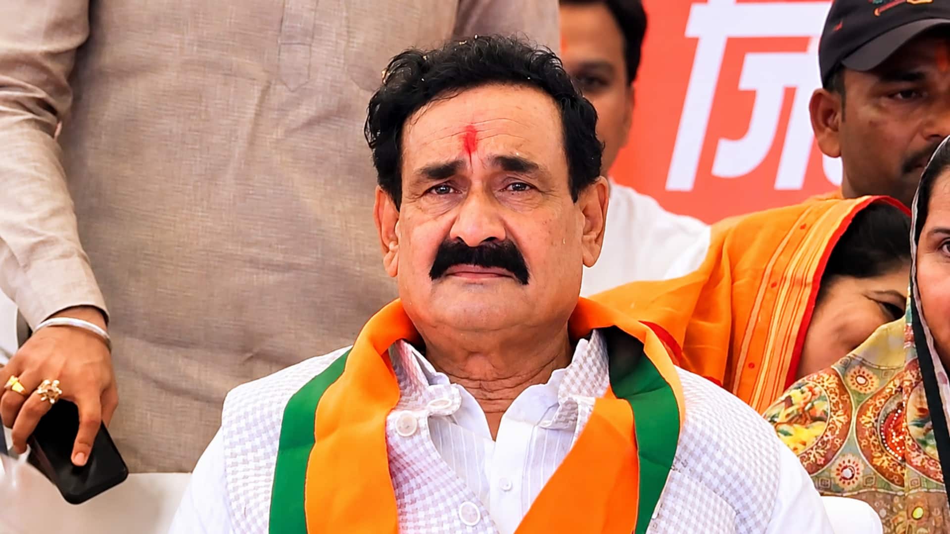 मध्य प्रदेश: पूर्व गृह मंत्री नरोत्तम मिश्रा दतिया में आशुतोष का प्रचार करते समय रो पड़े