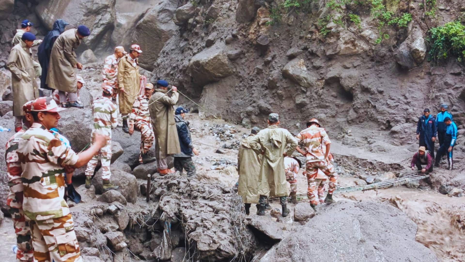 उत्तराखंड के बाद हिमाचल प्रदेश में बादल फटा; किन्नर कैलाश यात्रा रुकी, चंडीगढ़-मनाली हाईवे बंद उत्तराखंड के बाद हिमाचल प्रदेश में बादल फटा; किन्नर कैलाश यात्रा रुकी, चंडीगढ़-मनाली हाईवे बंद