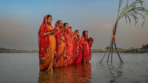 छठ पूजा के लिए महिलाएं चुन सकती हैं ये कपड़े, लगेंगी बहुत खूबसूरत