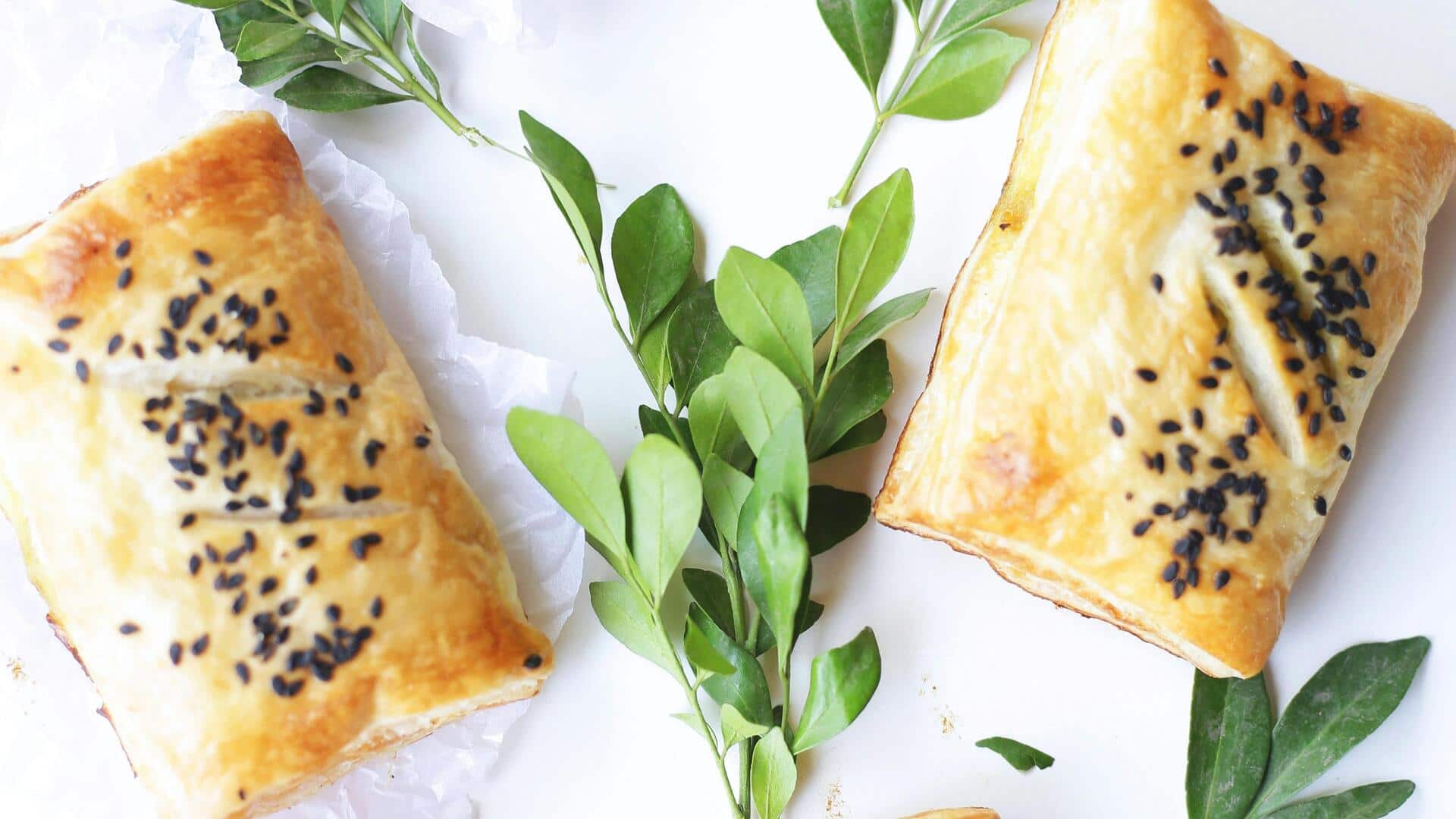 भारतीय स्ट्रीट फूड से प्रेरित मसालेदार पफ पेस्ट्री स्नैक्स, जो मुंह में ला देंगे पानी