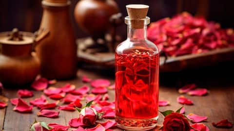 त्वचा की देखभाल के लिए इस्तेमाल करें गुलाब जल, मिलेंगे ये 5 लाभ