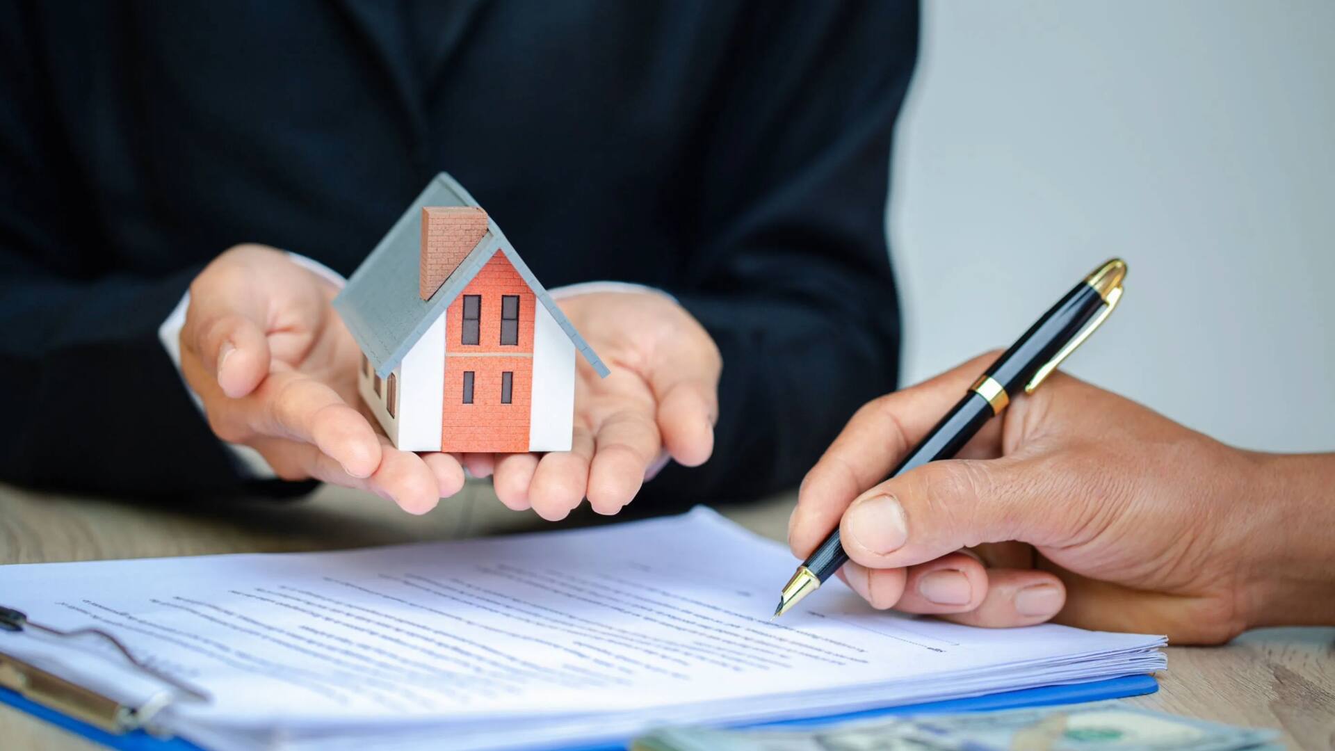 वसीयत या गिफ्ट डीड: आवासीय मकान हस्तांतरित करने का क्या है अच्छा तरीका?