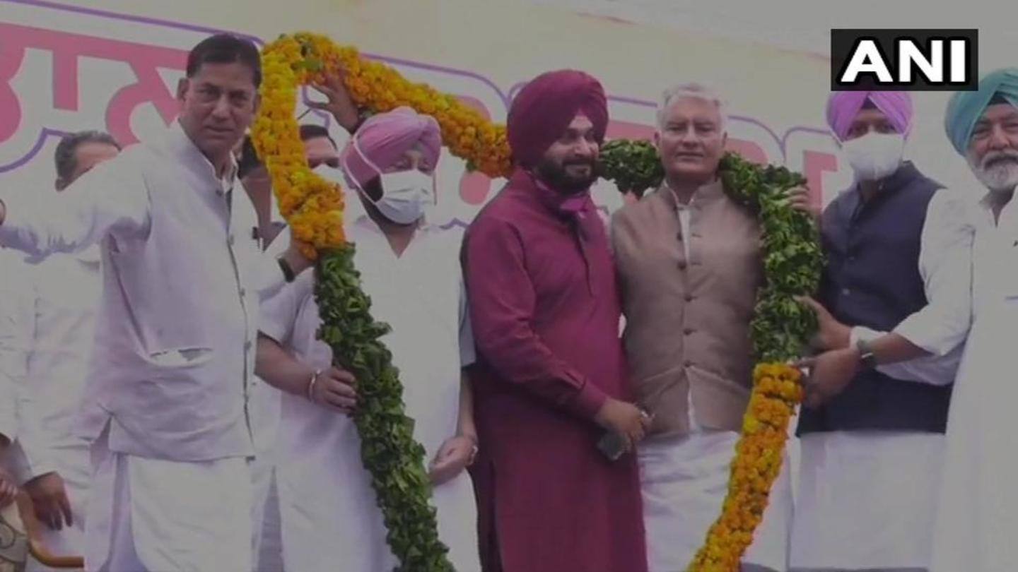 एक ही मंच पर नजर आए सिद्धू और सिंह एक ही मंच पर नजर आए सिद्धू और सिंह
