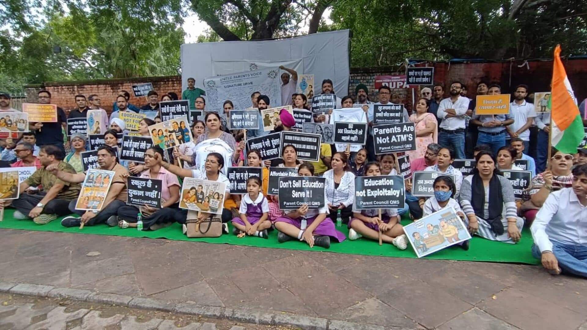 दिल्ली में स्कूल फीस बढ़ोतरी को लेकर विरोध-प्रदर्शन पर उतरे अभिभावक, जानिए क्या की मांग दिल्ली में स्कूल फीस बढ़ोतरी को लेकर विरोध-प्रदर्शन पर उतरे अभिभावक, जानिए क्या की मांग