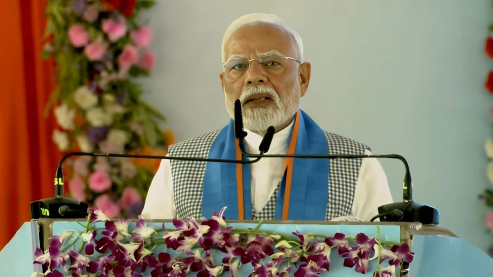 सिवान में प्रधानमंत्री नरेंद्र मोदी बोले- पंजा और लालटेन के लिए सिर्फ परिवार का विकास जरूरी सिवान में प्रधानमंत्री नरेंद्र मोदी बोले- पंजा और लालटेन के लिए सिर्फ परिवार का विकास जरूरी