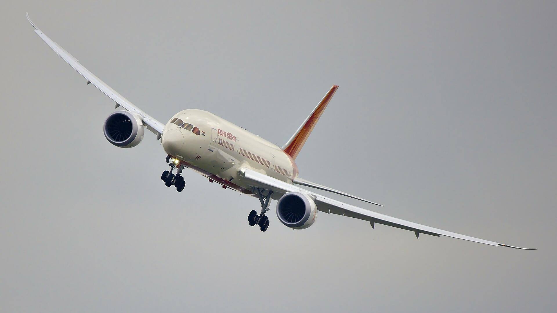 एयर इंडिया और नेपाल एयरलाइंस के विमान आसमान में टकराने से बचे, 2 ATC अधिकारी निलंबित 