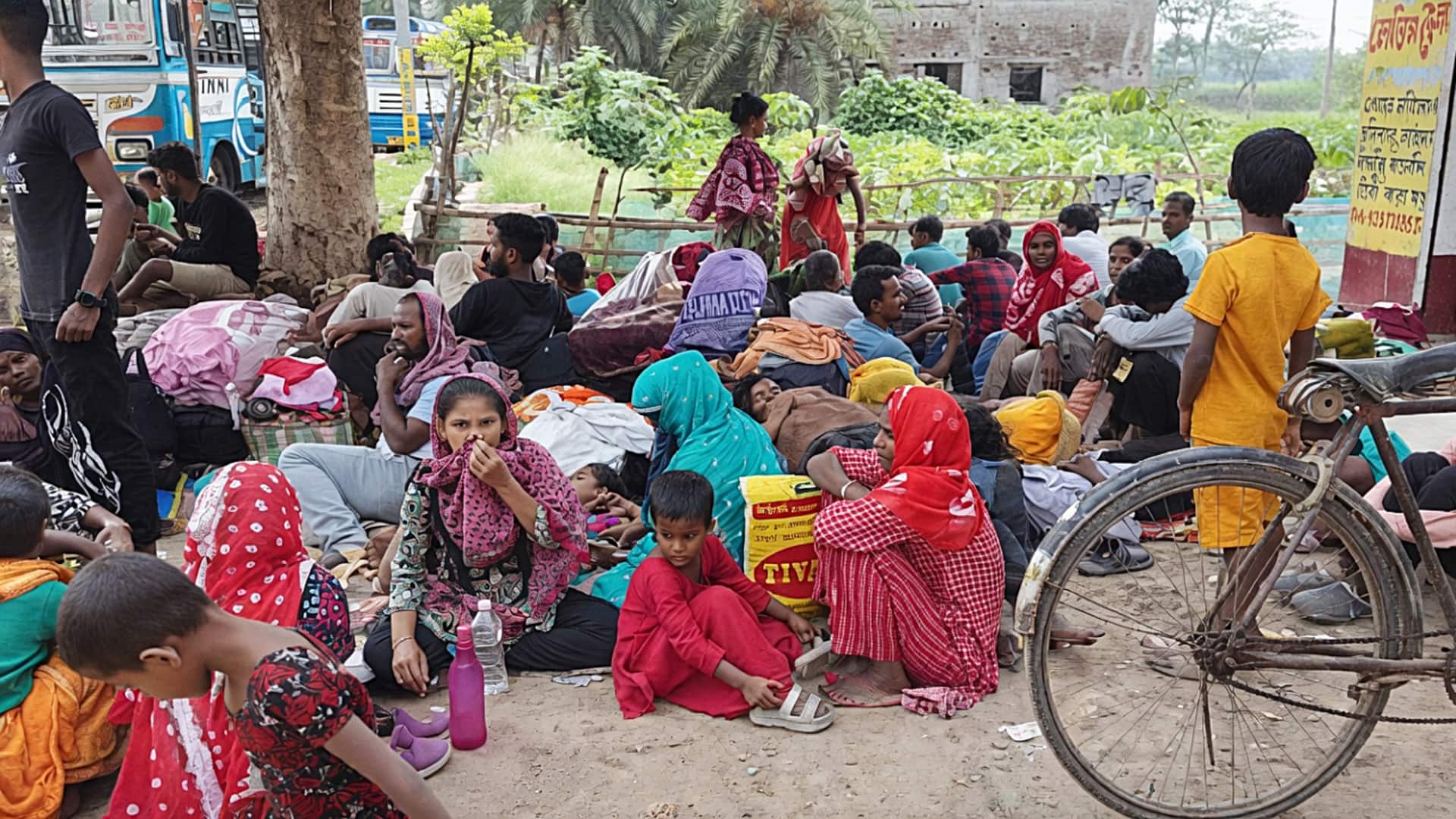 पश्चिम बंगाल में बांग्लादेशी घुसपैठियों में डर का माहौल, हाकिमपुर चेक पोस्ट पर जमा हुई भीड़