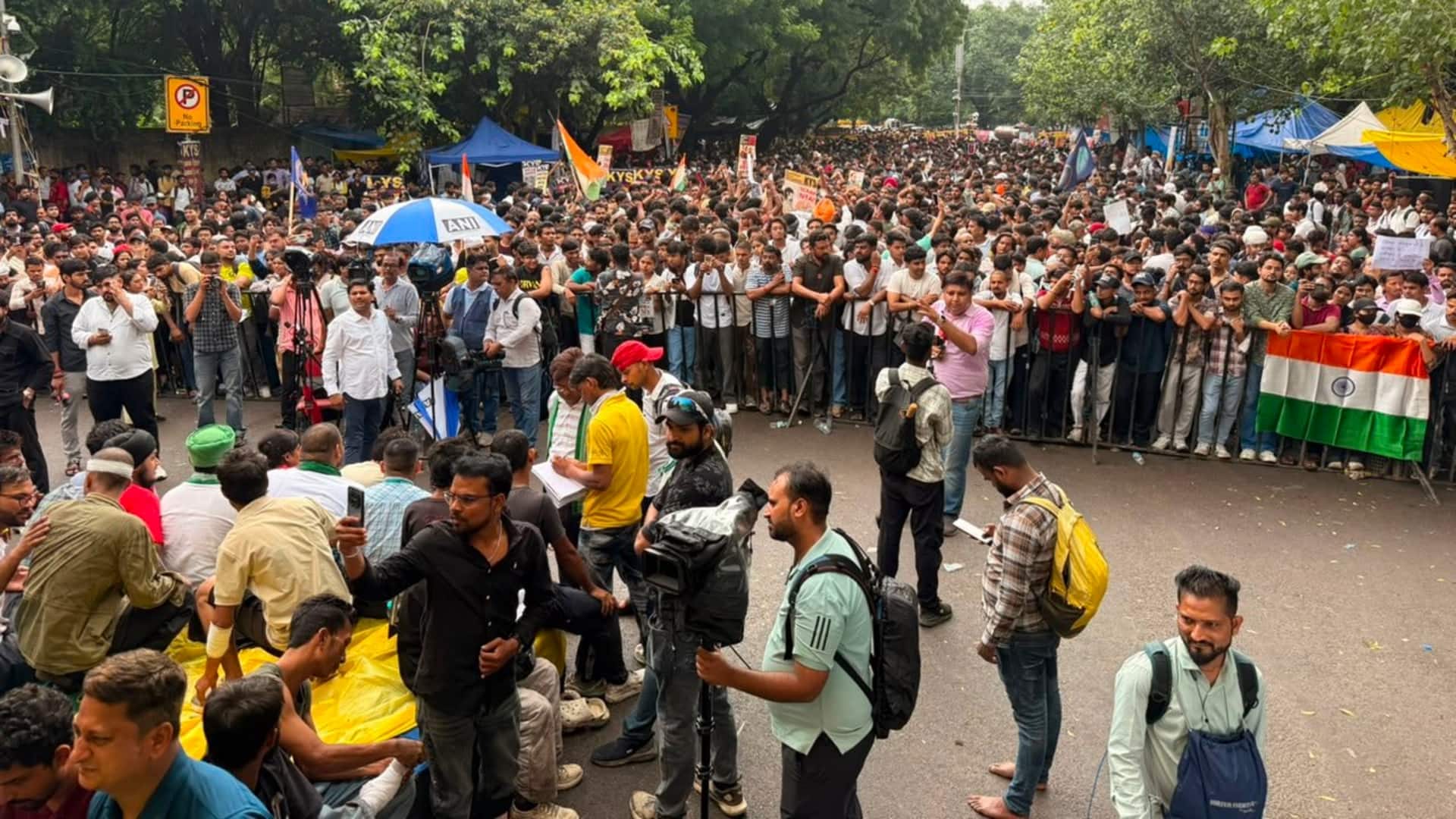 जंतर-मंतर पर छात्रों और पुलिस के बीच फिर झड़प, आंसू गैस के गोले छोड़े गए