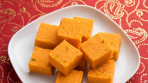 होली पर मेहमानों को खिलाएं संतरे की बर्फी, जानिए नागपुर की मशहूर रेसिपी 