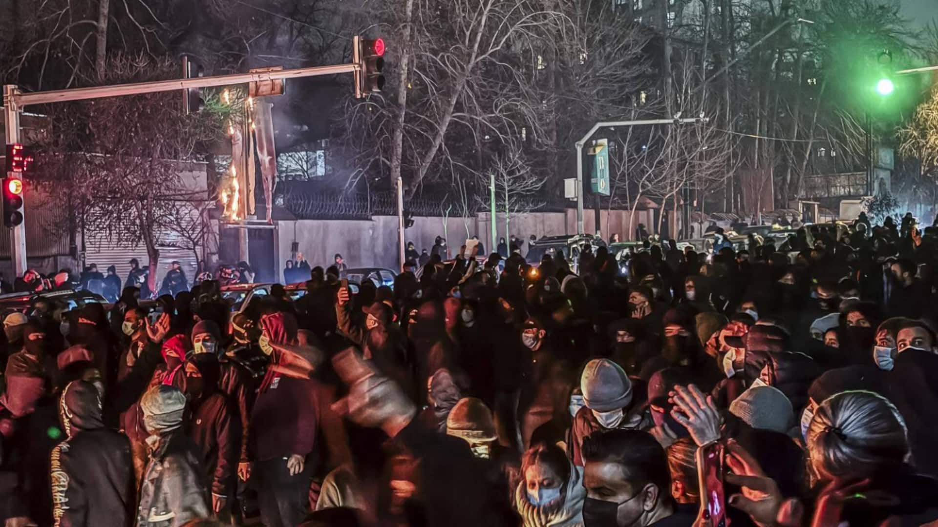 ईरान की अमेरिकी सहयोगियों को चेतावनी, हमला हुआ तो सैन्य अड्डों को बनाएंगे निशाना