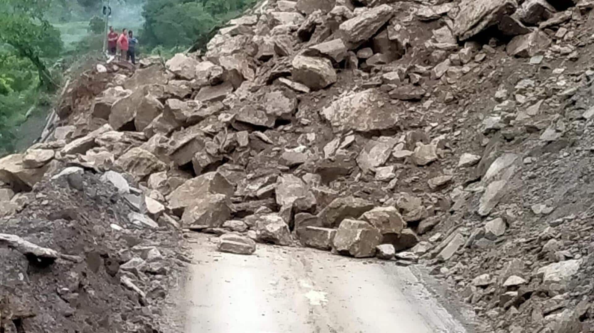 भूस्खलन से दिल्ली-शिमला राजमार्ग पर यातायात बाधित, सड़क पर गिरे बड़े-बड़े पत्थर