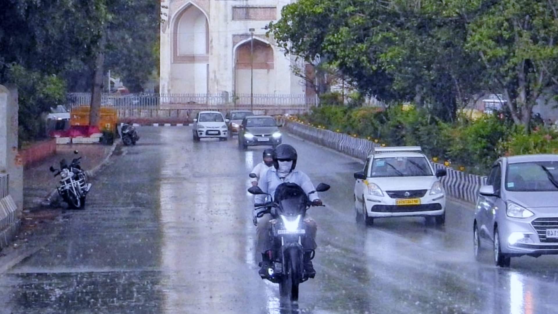 पहाड़ों की बर्फबारी और मैदानों की बारिश बढ़ाएगी सर्दी, दिल्ली में ऐसा रहेगा मौसम 