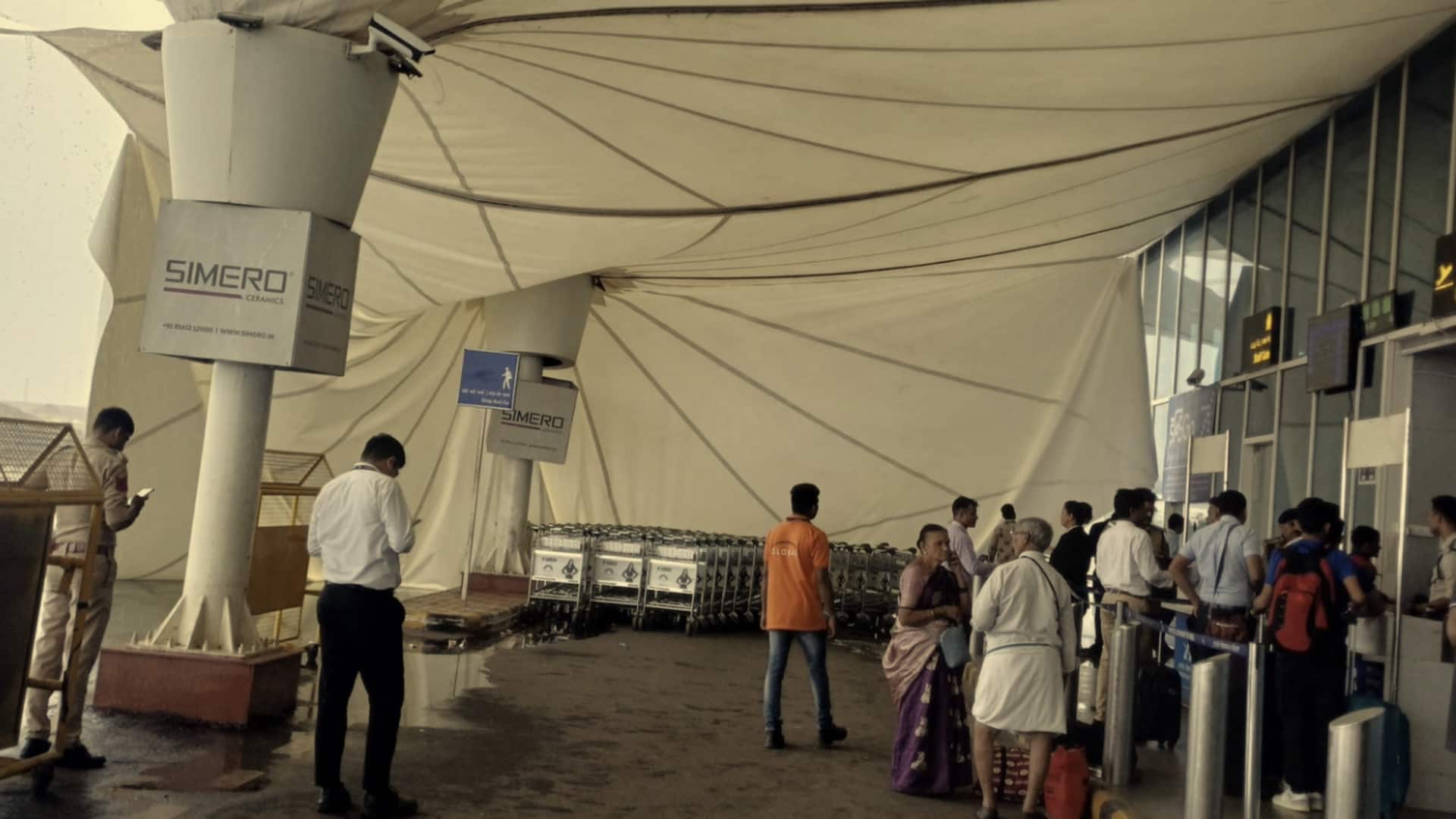 राजकोट एयरपोर्ट की छत का हिस्सा गिरा, एक साल पहले प्रधानमंत्री ने किया था लोकार्पण