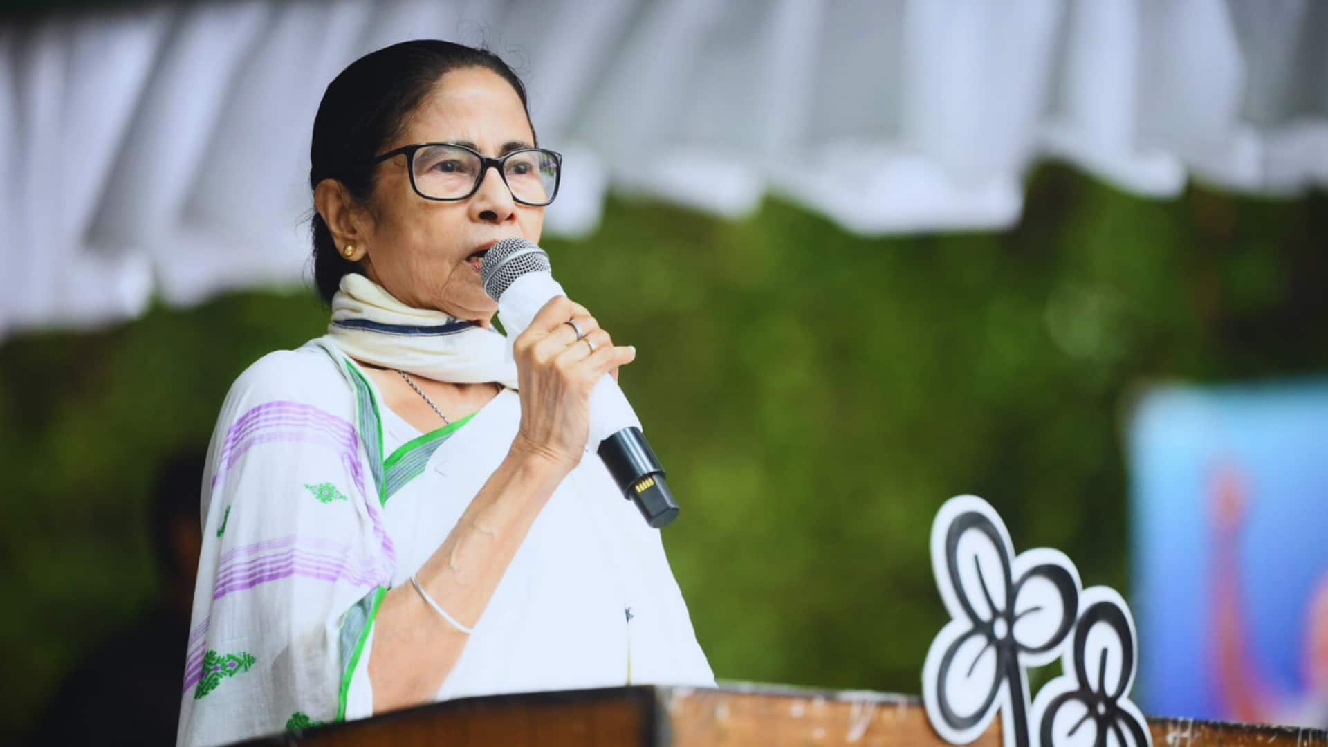ममता बनर्जी ने बंगालियों से भेदभाव को लेकर मार्च निकाला, बोलीं- बंगालियों पर अत्याचार बर्दाश्त नहीं ममता बनर्जी ने बंगालियों से भेदभाव को लेकर मार्च निकाला, बोलीं- बंगालियों पर अत्याचार बर्दाश्त नहीं