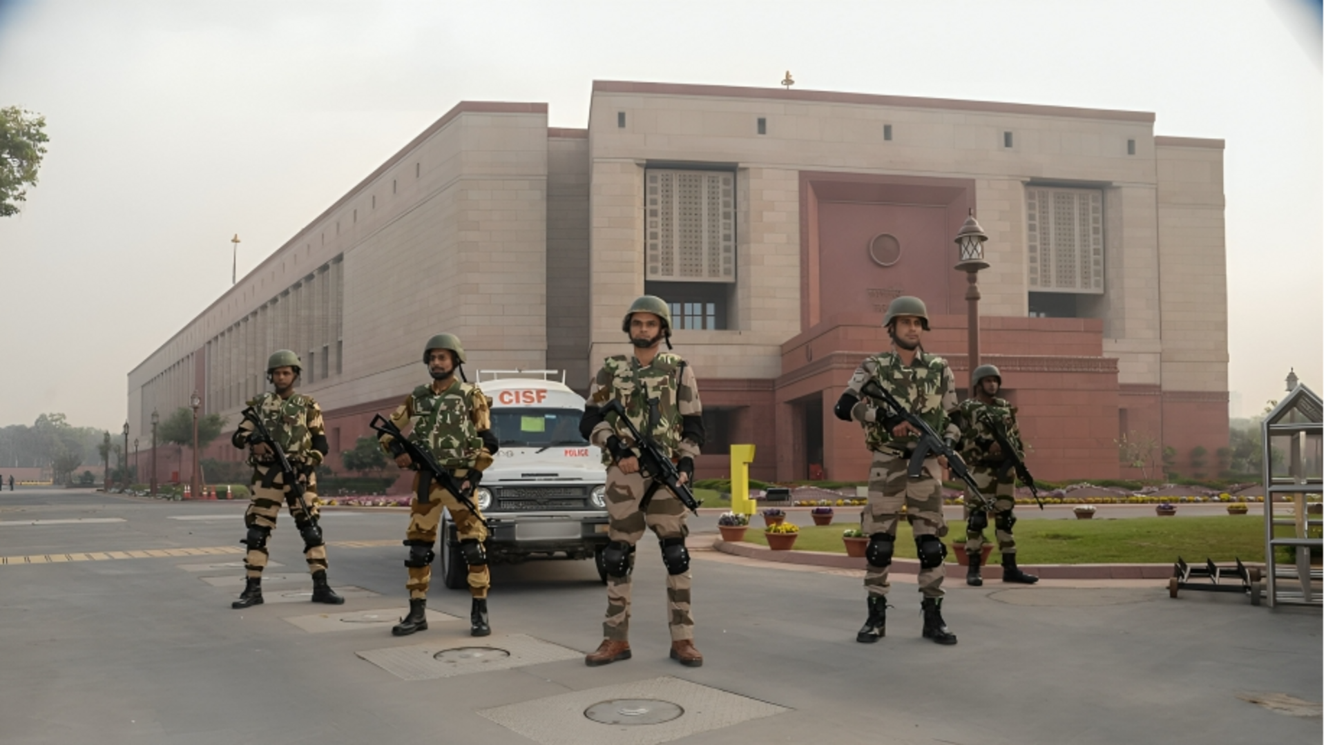 राज्यसभा में सदन की कार्यवाही के बीच पहुंचे CISF कर्मी, विपक्ष ने भारी विरोध जताया राज्यसभा में सदन की कार्यवाही के बीच पहुंचे CISF कर्मी, विपक्ष ने भारी विरोध जताया