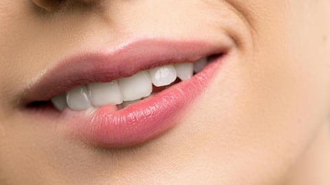 सर्दियों में इन 5 आदतों के चलते फट जाते हैं होंठ, आज ही बदल लें