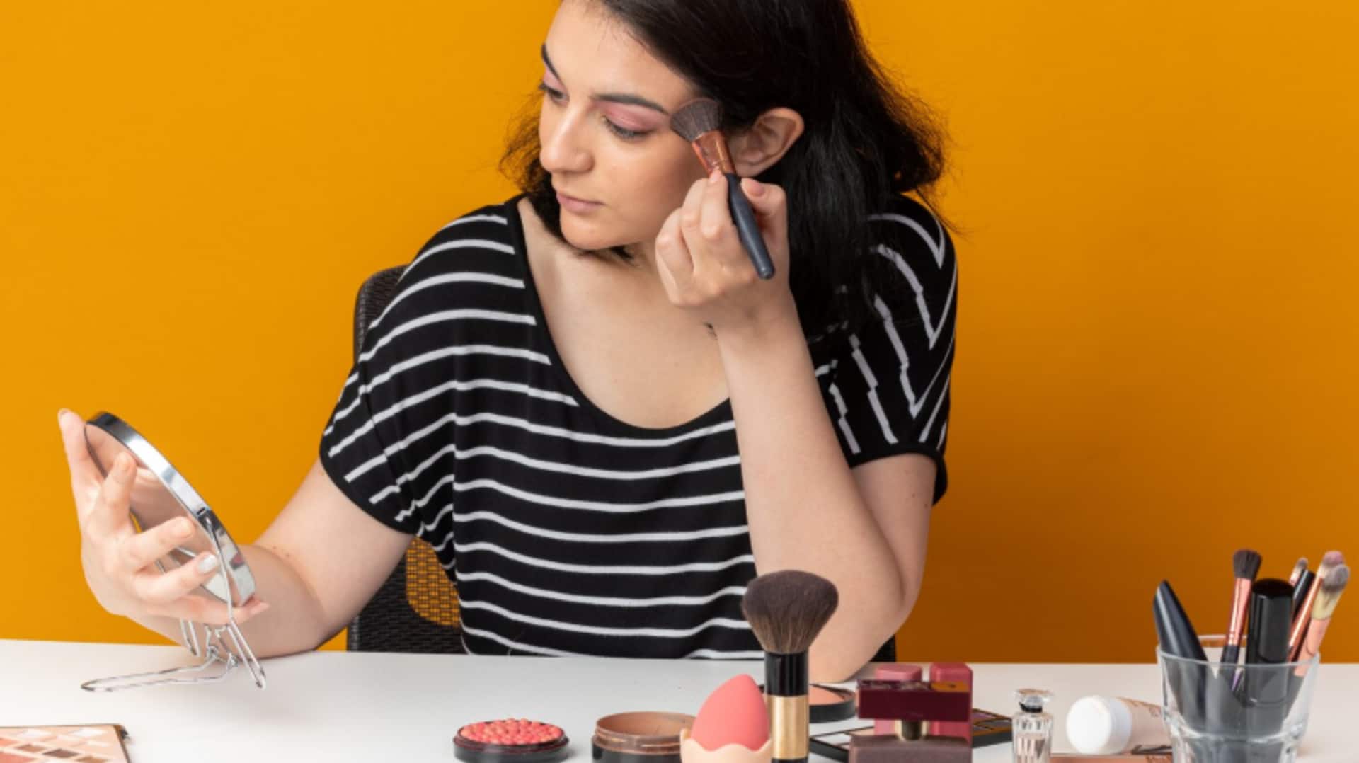 किसी शादी में जाना है और तैयार नहीं हुईं? आखरी वक्त पर इस तरह करें मेकअप