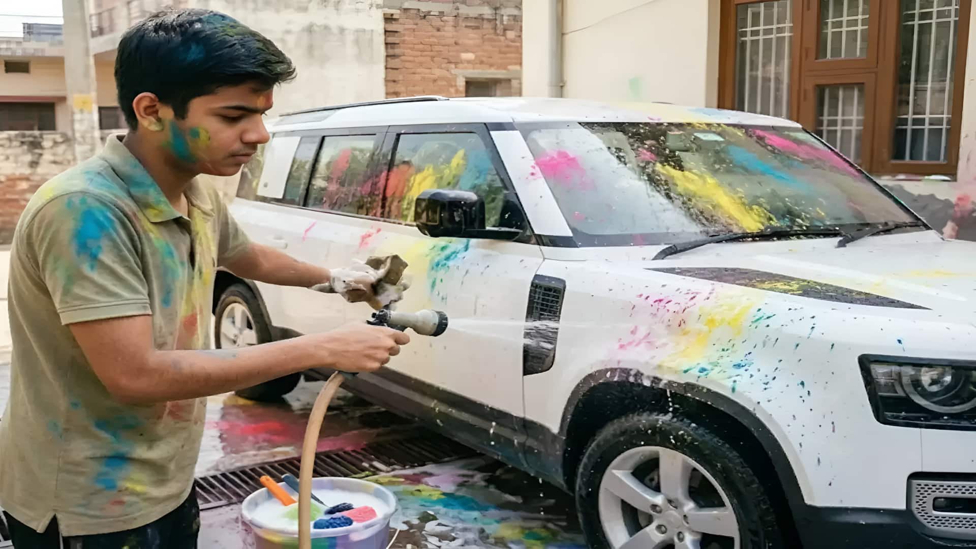 कार पर लग गए होली के जिद्दी रंग? ये हैं साफ करने के आसान तरीके